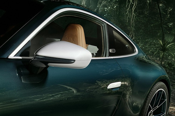 Bạn có biết người Đức thường áp dụng chương trình tùy chỉnh đặc biệt mang tên Sonderwunsch, thường tạo ra những chiếc xe độc ​​nhất vô nhị mang dấu ấn của bất kỳ khách hàng nào họ muốn không? Trong trường hợp của Ocelot, khách hàng đó chính là Porsche, hãng đã tạo ra chiếc xe này với mục đích kỷ niệm.