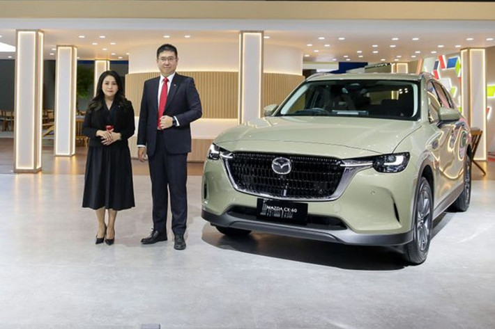 Mazda CX-60 Sport được bán ra với giá bán 718,8 triệu Rupiah (tương đương 1,15 tỷ đồng), rẻ hơn đáng kể so với bản Pro (1,3 tỷ đồng) và tiệm cận mức giá của CX-5 bản cao nhất (1,09 tỷ đồng). Dự đoán, mẫu xe này ra mắt thị trường Việt Nam trong tương lai gần.