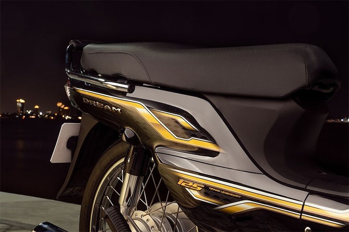 Honda Dream 2026 còn sử dụng lốp không săm, khung sườn thép chắc chắn và đạt độ bền cao dưới điều kiện thời tiết khắc nghiệt. Màu sắc đa dạng gồm đỏ cổ điển, đen nhám, bạc kim loại và phiên bản vàng đặc biệt, hướng đến nhiều đối tượng người dùng.