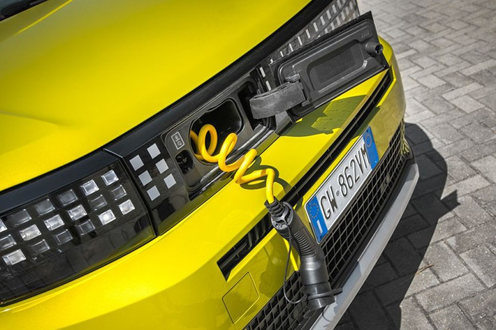 Giống như 2 hệ truyền động còn lại, mẫu xe này cũng sẽ có ba phiên bản: Pop, Icon và La Prima. Phiên bản tiêu chuẩn không được trang bị nhiều tính năng, nhưng được trang bị cụm đồng hồ kỹ thuật số 10 inch, đế cắm điện thoại thông minh và một loạt các tính năng an toàn kết hợp với công nghệ hỗ trợ người lái.