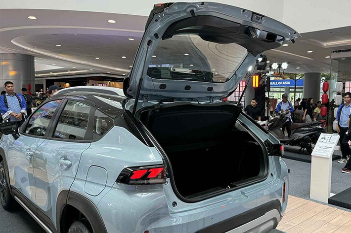 Phiên bản GL sở hữu khối động cơ 1.5L K15B hút khí tự nhiên, công suất 104 PS, mô-men xoắn 138 Nm, kết hợp hộp số tự động 4 cấp. Sẽ không có phiên bản số sàn trong danh mục của Suzuki Fronx 2026.