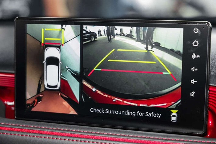 Trung tâm cabin là màn hình giải trí 9 inch hỗ trợ Apple CarPlay và Android Auto, đi kèm cụm đồng hồ analog kết hợp màn hình TFT 4,2 inch hiển thị đa thông tin. Xe cũng được trang bị điều hòa chỉnh điện, cửa gió hàng ghế sau, nhiều cổng sạc USB và hệ thống khởi động nút bấm.