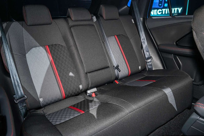 Trang bị an toàn là một điểm cộng lớn của Perodua Traz. Tất cả các phiên bản đều có 6 túi khí và gói hỗ trợ an toàn chủ động ASA với loạt tính năng như phanh khẩn cấp tự động, cảnh báo va chạm, hỗ trợ giữ làn, cảnh báo điểm mù và cảnh báo phương tiện cắt ngang phía sau.