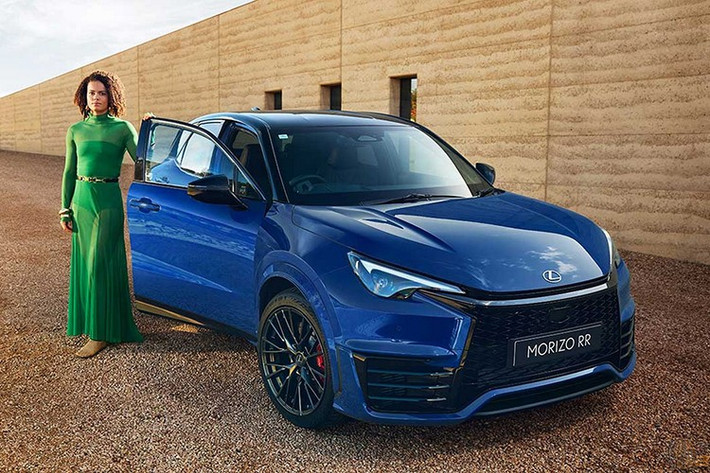 Lexus LBX Morizo RR 2026 mới không đơn thuần là một phiên bản nâng cấp của LBX tiêu chuẩn. Dự án này gắn liền với Chủ tịch Toyota Akio Toyoda, người thường sử dụng biệt danh “Morizo” khi trực tiếp thử nghiệm xe trên đường đua.