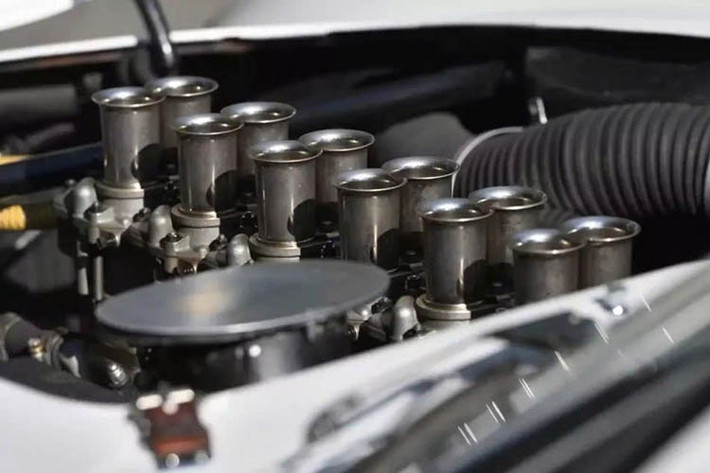 Trong thời gian này, chiếc 250 GTO đã được sơn lại màu Bianco Speciale nguyên bản và được sửa chữa khi cần thiết, nhưng chưa bao giờ được phục chế. Ferrari 250 GTO 1962 được trang bị động cơ V12 Tipo 168/62 Comp 3.0 lít với sáu bộ chế hòa khí Weber 38 DCN, sản sinh công suất 296 mã lực và mô-men xoắn 217 pound-feet (217 Nm). Xe tăng tốc từ 0 đến 60 mph (0 đến 97 km/h) trong khoảng 5,5 giây và đạt tốc độ tối đa 170 mph (274 km/h).