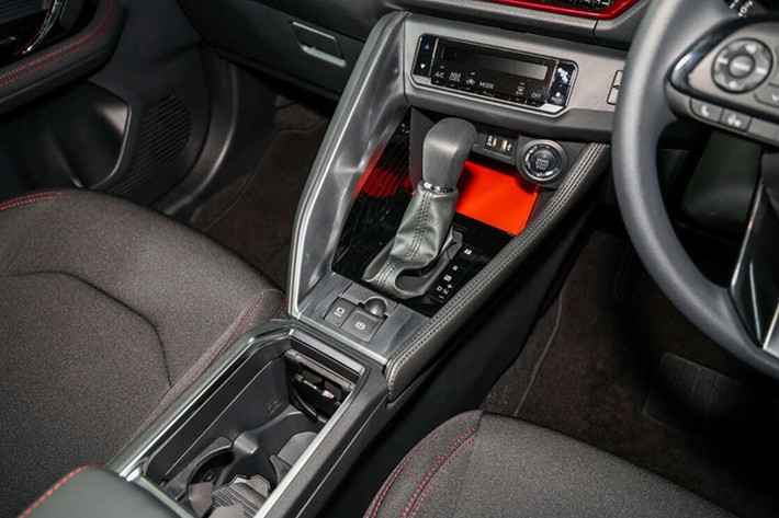 Ở phiên bản H, người dùng có thêm vô-lăng và cần số bọc da, hệ thống âm thanh 6 loa, điều hòa tự động một vùng và cửa hậu điện rảnh tay. Những nâng cấp này giúp Traz tiệm cận trải nghiệm của các mẫu SUV hạng B cao cấp hơn, trong khi giá bán vẫn khá “mềm”.