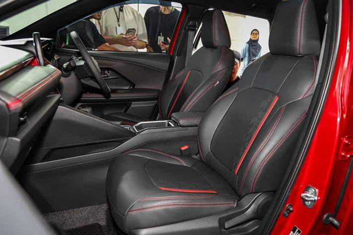 Perodua Traz 2026 sử dụng động cơ xăng 1.5L hút khí tự nhiên, cho công suất tối đa 106 mã lực và mô-men xoắn cực đại 138 Nm. Sức mạnh được truyền tới bánh trước thông qua hộp số D-CVT. Cấu hình này không đặt nặng yếu tố thể thao nhưng phù hợp với nhu cầu di chuyển đô thị và ưu tiên khả năng tiết kiệm nhiên liệu, với mức tiêu hao công bố đạt 21,3 km/lít theo tiêu chuẩn Malaysia.