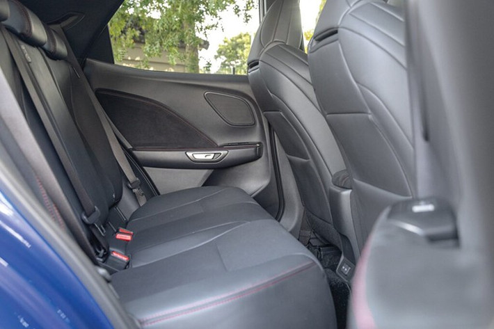 Sức mạnh được truyền tới cả bốn bánh thông qua hộp số tự động 8 cấp và hệ dẫn động GR-Four, mang lại khả năng bám đường và tăng tốc ấn tượng.