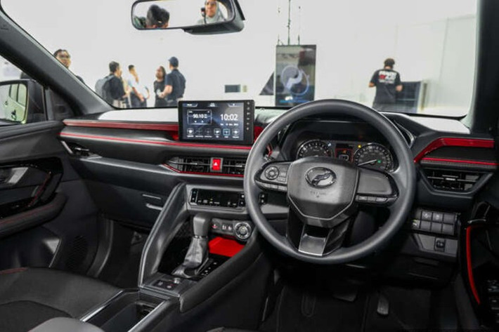 Bước vào khoang nội thất, Perodua Traz hướng đến phong cách trẻ trung, thực dụng. Bảng táp-lô được tạo điểm nhấn bằng các đường viền màu nổi, ghế bọc vải, bố cục đơn giản nhưng dễ sử dụng.