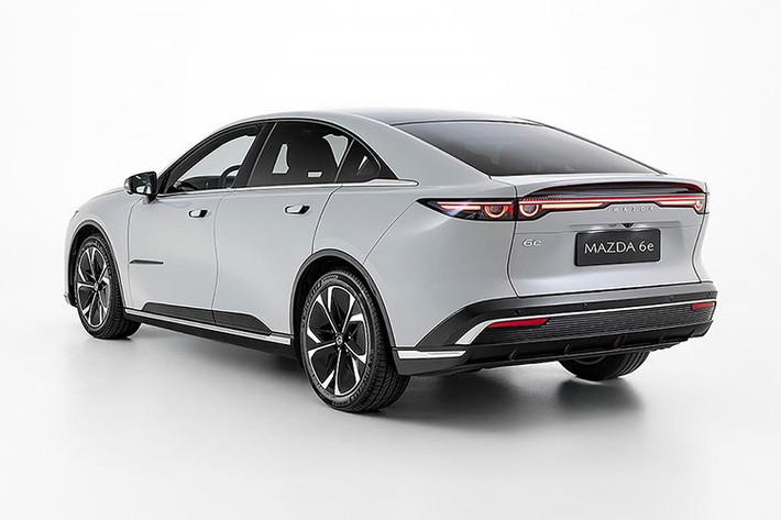 Thông tin chi tiết hơn sẽ được chia sẻ gần hơn với ngày ra mắt chính thức, nhưng Mazda xác nhận 6e sẽ được trang bị hệ truyền động điện đơn với một động cơ điện phía sau (công suất 190 kW) và hệ dẫn động cầu sau.