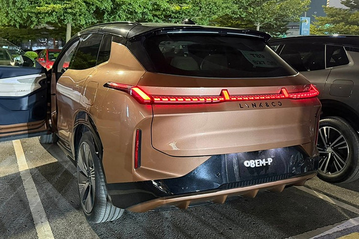 Lynk & Co 08 còn trở nên khác biệt bởi hơi hướng lai coupe thể thao ở sau đuôi, với phần cột C được vuốt xuống. Mặt trước xe gần kín như xe điện. Cụm đèn chiếu sáng chính là loại LED toàn phần, với dải đèn ban ngày có họa tiết kiểu pha lê. Riêng bản Halo cao cấp dùng đèn chiếu sáng dạng ma trận, trong khi bản Pro chỉ là đèn LED thích ứng thông thường.