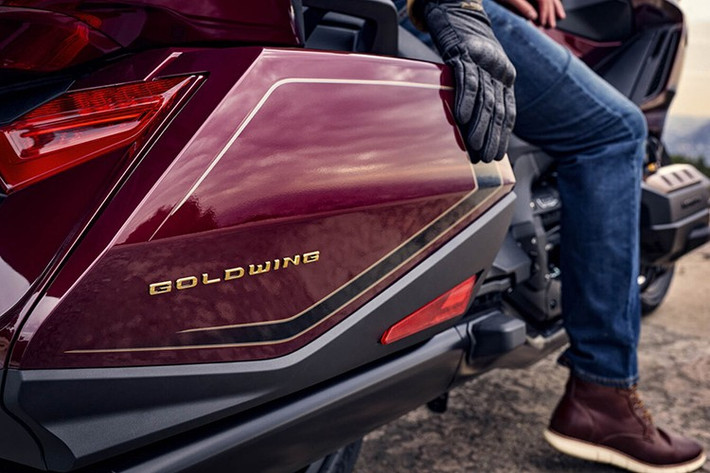 Xe còn sở hữu hệ thống âm thanh chất lượng cao, màn hình màu TFT 7 inch hiển thị thông tin về âm thanh, dẫn đường, chế độ lái và hệ thống treo, giúp người lái dễ dàng quản lý mọi chức năng, kết nối Apple CarPlay, Android Auto và định vị GPS.