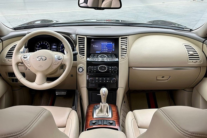 Về tiện nghi, QX70 2015 có đầy đủ các trang bị hiện đại như ghế chỉnh điện nhớ vị trí, có sưởi và làm mát, điều hòa hai vùng độc lập, khởi động nút bấm, cửa sổ trời và cốp điện – hoàn toàn không thua kém các mẫu SUV cao cấp ngày nay.