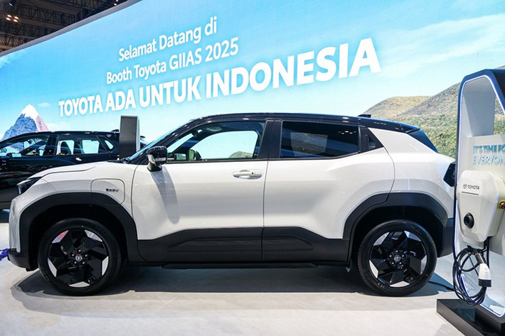 Toyota Urban Cruiser EV trên thực tế là “anh em song sinh” của Suzuki eVitara - mẫu SUV điện đã được lên kế hoạch bán ở Đông Nam Á. Mẫu xe này sẽ cạnh tranh với các đối thủ trong phân khúc SUV điện cỡ nhỏ như Peugeot e-3008 và Hyundai Kona EV.