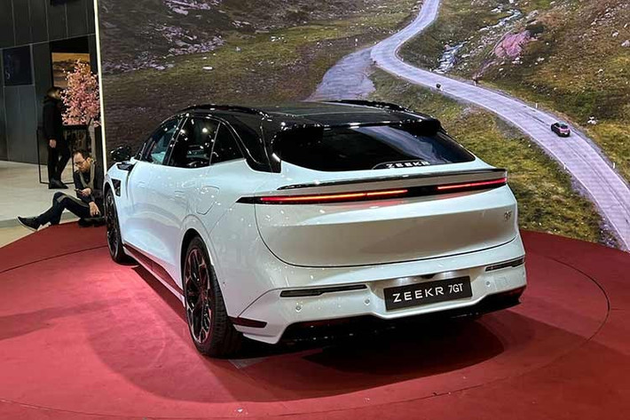 Chiếc xe được trang bị bảy túi khí và các chức năng tiên tiến nằm trong gói Zeekr Assist Drive, giúp xe đáp ứng các quy định an toàn tại Châu Âu. Người lái sẽ được hưởng lợi từ hệ thống phanh khẩn cấp tự động, hệ thống kiểm soát hành trình thích ứng thông minh với hỗ trợ kéo rơ moóc và chức năng đỗ xe dễ dàng.