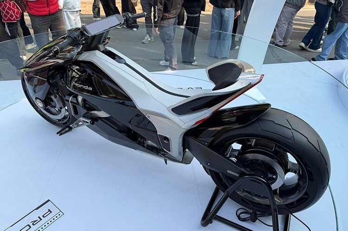 Theo Honda, EV Outlier cho thấy tầm nhìn khá thực tế về những chiếc xe máy có thể xuất hiện trên đường phố vào thập niên 2030. Điều đó không có nghĩa là mẫu xe này sẽ được sản xuất hàng loạt, thực tế là khả năng Honda bật đèn xanh cho EV Outlier chỉ bằng 0. Tuy nhiên, nhiều chi tiết trên EV Outlier hoàn toàn có thể sẽ được áp dụng cho các mẫu xe thương mại trong tương lai của Honda.