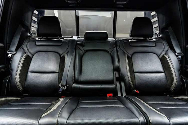 Động cơ 6.2 lít này sản sinh công suất 702 mã lực và mô-men xoắn 650 lb-ft (880 Nm), dẫn động cả bốn bánh thông qua hộp số 8 cấp. Xe đạt tốc độ 97 kph trong 4,5 giây, tối đa 118 mph (190 km/h) và hoàn thành quãng đường ¼ dặm trong 12,9 giây, với tốc độ thoát khỏi đường đua là 108 mph (174 km/h).