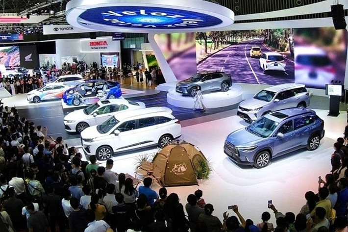 Theo công bố của Hiệp hội các nhà sản xuất ôtô Việt Nam (VAMA), trong tháng 11/2025, người tiêu dùng trong nước đã mua 39.338 chiếc ôtô, tăng trưởng 3,7%. Trong số này, có 28.557 xe du lịch, 10.273 xe thương mại và 488 xe chuyên dụng. So với tháng liền trước, doanh số xe du lịch tăng 5%; xe thương mại tăng 1%; và xe chuyên dụng giảm 3%.