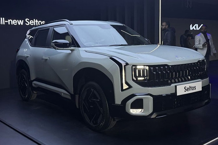 Về mặt kết nối, Kia Seltos mới hỗ trợ Android Auto và Apple CarPlay không dây, mở khóa xe thông minh bằng chìa khóa ảo và hệ thống Kia Connect 2.0 với 91 tính năng kết nối – bao gồm vận hành từ xa và chẩn đoán xe theo thời gian thực.