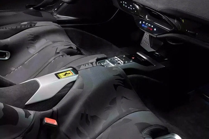 Thiết kế của Daytona SP3 do Flavio Manzoni và đội ngũ đảm nhận với nguồn cảm hứng lấy từ hình dạng tròn trịa của những chiếc P3/4, P330 hay 412P từng thống trị giải Daytona vào những năm 60.