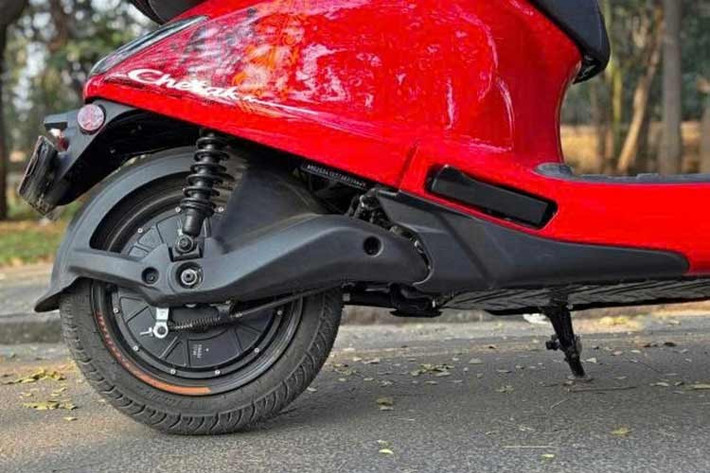 Với khung gầm kim loại cao cấp, Chetak C25 được công bố đạt chuẩn IP67 cho pin, đảm bảo khả năng chống nước và bụi, cùng với cấu trúc chống bùn, mang lại độ tin cậy trong mọi điều kiện thời tiết.