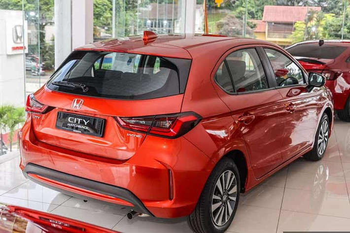 Về trang bị, một trong những nâng cấp quan trọng nhất trên Honda trên City bản Hatchback thế hệ mới chính là phanh tay điện tử, tích hợp chức năng Brake Hold. Ngoài ra, tất cả các biến thể của Honda City 2025 (ngoại trừ bản cơ sở) đều được trang bị phanh đĩa.