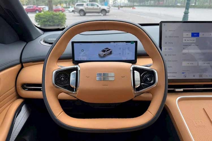 Hàng ghế sau của xe xe có độ ngả lưng lớn và không gian chân rộng rãi nhờ trục cơ sở 2.755mm. Thể tích cốp xe đạt 528 lít và có thể mở rộng lên tới 2.065 lít khi gập phẳng hàng ghế thứ 2, thoải mái chứa 4-5 vali lớn cho những chuyến đi dài.