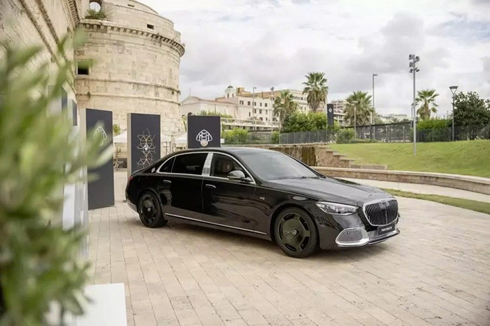 Dựa trên mẫu S680 và chỉ sản xuất giới hạn 50 chiếc trên toàn thế giới, phiên bản này tôn vinh nguồn gốc thương hiệu và truyền thống hàng thế kỷ. Phiên bản V12 gợi nhớ đến tinh thần của chiếc Maybach Zeppelin những năm 1930, một trong những chiếc xe sản xuất đầu tiên được trang bị động cơ 12 xi-lanh.