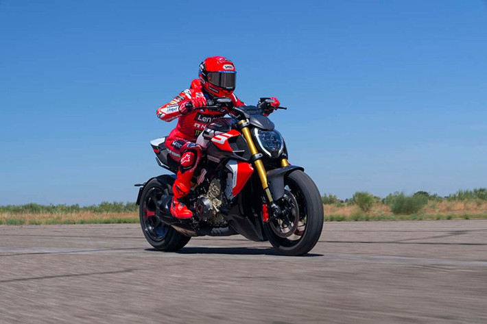 Hệ thống phanh của Diavel V4 RS được lấy trực tiếp từ siêu mô tô Panigale V4, với đĩa đường kính 330 mm và kẹp phanh Brembo Stylema monobloc ở phía trước và đĩa đơn 265 mm với kẹp phanh Brembo nổi ở phía sau.