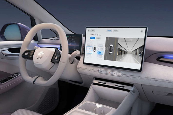 Bảng táp lô xe cũng đã loại bỏ hoàn toàn nút cơ học phía dưới màn hình, núm xoay chuyển số được thay bằng cần số gắn trên cột, bổ sung thêm sạc không dây 50W, hệ thống buồng lái MG–Oppo, sử dụng chip Snapdragon 8155. Những nâng cấp này giúp cabin mang cảm giác hiện đại và rộng hơn.