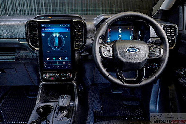 Ranger SUPER DUTY cũng nổi bật với loạt trang bị hỗ trợ off-road như khóa vi sai điện tử trước – sau, hộp số phụ (transfer case) mới, hệ thống Trail Control kiểm soát hành trình địa hình, hỗ trợ quay đầu Trail Turn Assist và chức năng theo dõi tải trọng thực tế (On-Board Scale).