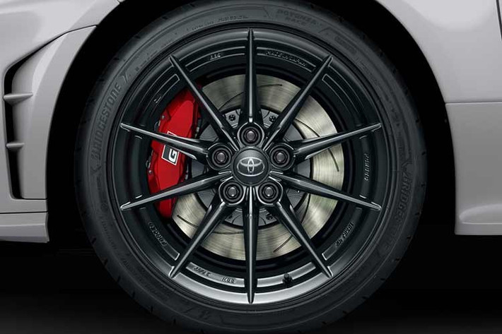 Để khắc phục điều này, các kỹ sư của Toyota đã giảm đường kính vô lăng và thiết kế lại phần tay cầm để người lái xoay linh hoạt hơn trong các tình huống đánh lái gắt. Đồng thời, hãng còn bố trí lại các nút điều khiển để mỗi nút có vị trí riêng biệt trên vô lăng. Bên cạnh đó, các nút bấm cũng được bổ sung đèn nền giúp dễ nhận biết hơn khi lái xe ở cường độ cao.