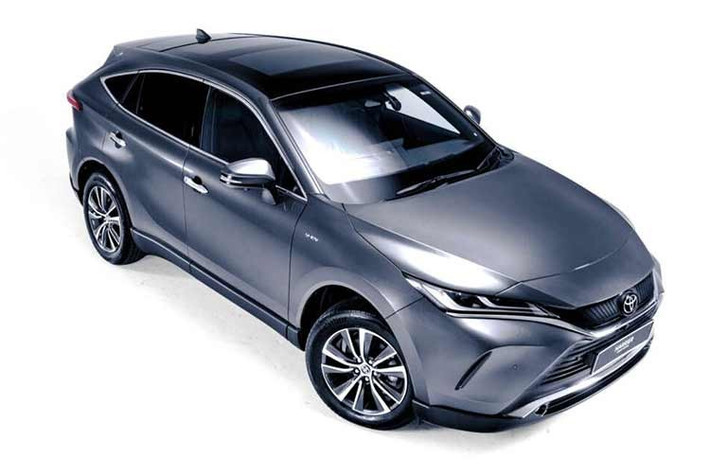 Về ngoại thất, xe được trang bị đèn pha projector bi-LED tự động, đèn LED ban ngày, đèn sương mù LED, đèn hậu LED, gương chiếu hậu gập điện tích hợp đèn báo rẽ và đèn chào mừng. Cốp sau đóng/mở rảnh tay có cảm biến đá chân và cửa sổ trời toàn cảnh Panorama cố định cũng là những trang bị tiêu chuẩn.