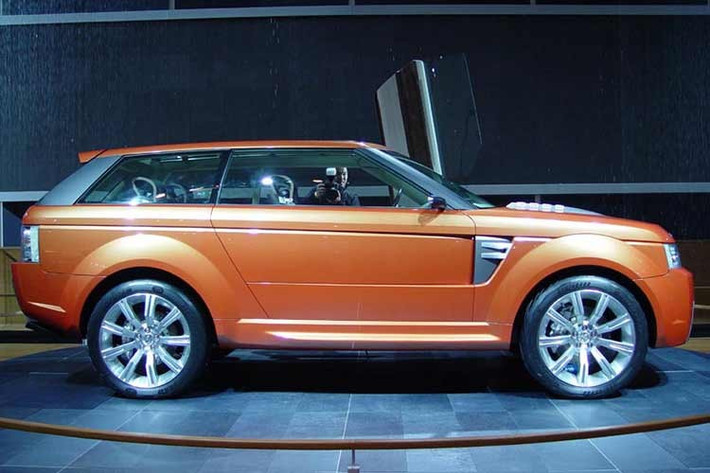 Vì vậy, Land Rover Stormer vẫn giữ nguyên trạng thái xe ý tưởng cho đến nay. Đó chỉ là một chiêu trò quảng cáo. Mới đây, xe xuất hiện trên đường sau nhiều năm nằm im dưới ánh đèn neon của bảo tàng, với hai cánh cửa mở toang hướng lên trần nhà, tạo nên một màn trình diễn đầy ấn tượng về sự đổi mới chưa từng được đưa vào sản xuất.