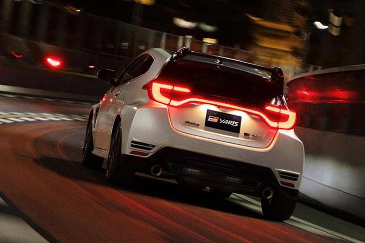 Logo truyền thống của hãng Toyota cũng được thay bằng biểu tượng GR, phù hợp với quá trình tái định vị thương hiệu Gazoo Racing gần đây. Tuy nhiên, cải tiến của vô lăng không chỉ dừng ở ngoại hình. Toyota cho biết phản hồi từ các tay đua chuyên nghiệp đã chỉ ra một vấn đề ở vô lăng cũ của GR Yaris. Cụ thể, khi thực hiện các góc cua 180 độ mà không đổi vị trí tay, người lái phải cẩn thận tránh chạm vào các nút bấm.