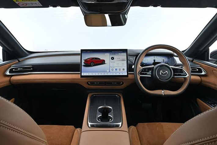 Khoang cabin của Mazda6e được trang bị cửa sổ trời toàn cảnh, hệ thống đèn nội thất 64 màu và ghế da Nappa kết hợp da lộn. Ghế trước có chức năng sưởi và thông gió, trong khi điều hòa tự động ba vùng phục vụ cả hành khách phía sau.