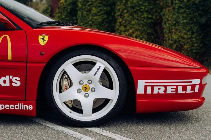 Trở lại với chiếc xe đua gần 30 năm tuổi - Ferrari F355 Challenge 1996. Có lẽ lớp sơn McDonald's có trị giá 50.000 GBP (quy đổi khoảng 1,75 tỷ đồng) là điểm nhấn ngoại thất. Tiếp đến là hệ thống đèn pha dạng pop-up và nhiều gói trang bị thú vị.