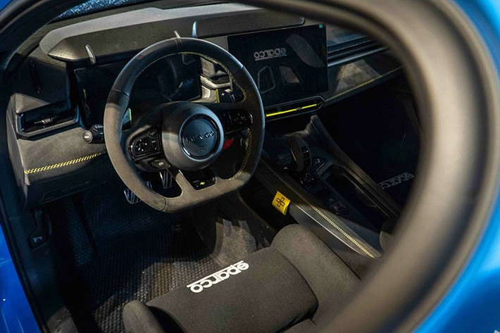 Kết hợp hộp số tuần tự 6 cấp (thời gian chuyển số 60 mili giây) tích hợp lẫy chuyển số trên vô lăng, hệ dẫn động cầu trước.