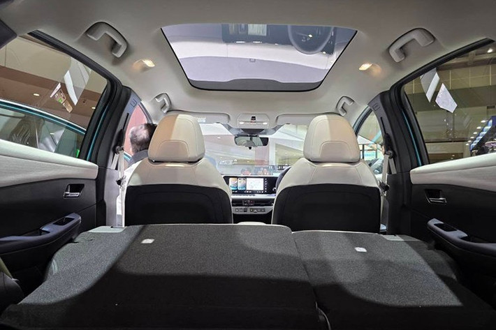 LEAF thế hệ mới hỗ trợ nhiều chuẩn sạc khác nhau như Type 2, CCS Combo (châu Âu, Thái Lan), CHAdeMO (Nhật) và NACS (Mỹ). Xe hỗ trợ sạc nhanh DC tối đa 150 kW, sạc 10–80% trong vòng 35 phút và có tính năng cấp điện cho thiết bị ngoài (V2L) với công suất 3,7 kW.