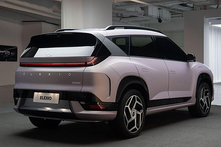 Ngay cả hệ thống âm thanh cũng được chăm chút tỉ mỉ, với công nghệ Dolby Atmos và tám loa BOSE, biến mỗi chuyến đi làm thành một buổi hòa nhạc riêng tư. Tính thực dụng vẫn không hề bị lãng quên. Cốp xe dung tích 506 lít có thể mở rộng lên đến 1.540 lít, cùng 46 ngăn chứa đồ.