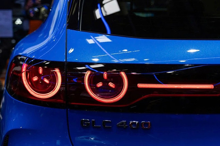 Cụm đèn pha Digital Light tích hợp đèn định vị ban ngày hình ngôi sao ba cánh, đồng bộ với đèn hậu LED phía sau - chi tiết thể hiện rõ ngôn ngữ thiết kế mới của thương hiệu Đức.