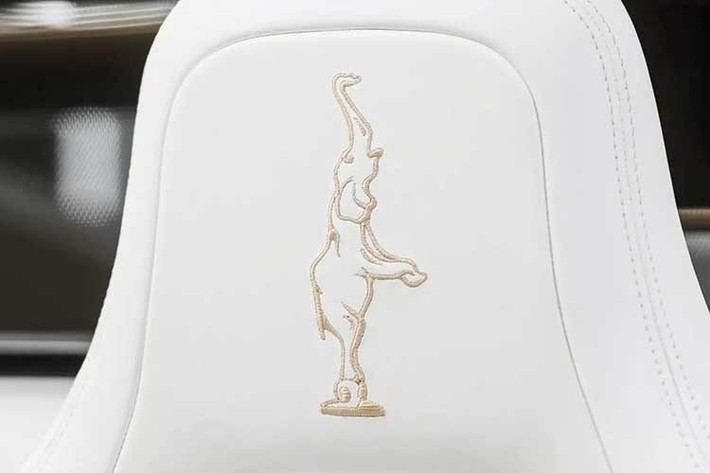 Quá trình thực hiện phải tinh chỉnh rất nhiều lần, cuối cùng đã tạo nên hai màu sơn bespoke hoàn toàn mới, tông vàng ấm áp bao phủ phần trên, kết hợp với trắng ấm tinh tế bao bọc phần thân dưới. Các nghệ nhân xuất sắc đã mất hàng trăm giờ làm việc để hiện thực hoá mọi thứ.