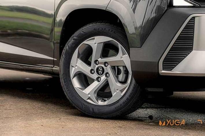 Phía sau, cửa hậu được tinh chỉnh với các mảng dập nổi và đường nét trang trí mới. Dòng chữ tên xe không còn đặt tại vị trí tay nắm cốp mà được di chuyển lên cao hơn, tạo điểm nhấn khác biệt. Cản sau cũng được làm lớn và nhô ra nhiều hơn, khiến tổng thể phần đuôi xe mang lại cảm giác lạ mắt. Mâm xe dạng hợp kim 5 chấu thiết kế cách điệu.