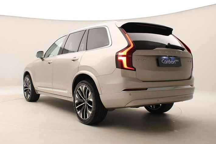 Cụm đèn LED mang biểu tượng "Búa Thor" cũng được các kỹ sư tinh chỉnh lại theo hướng mảnh mai, sắc sảo hơn và kéo dài sát vào lưới tản nhiệt để tạo hiệu ứng bề ngang rộng rãi. Mặc dù kích thước tổng thể không thay đổi, song phần hông xe trở nên bề thế và thể thao hơn hẳn nhờ bộ mâm hợp kim 21 inch thiết kế 5 chấu kép hoàn toàn mới.