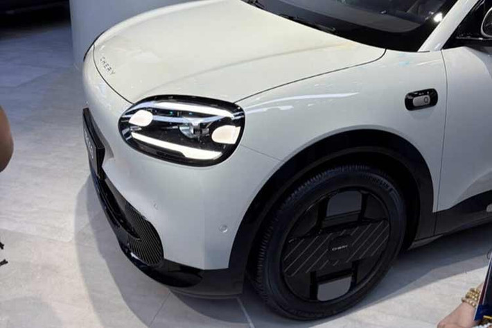 Từ năm 2021, Chery bắt đầu tái khởi động thương hiệu phụ QQ bằng các mẫu EV đô thị như QQ Ice Cream hay QQ Domi. Tuy nhiên, đến năm 2026, hãng mới thực sự “đánh lớn” khi đưa tên gọi QQ3 trở lại, lần này dưới dạng hatchback điện cỡ nhỏ hoàn toàn mới.