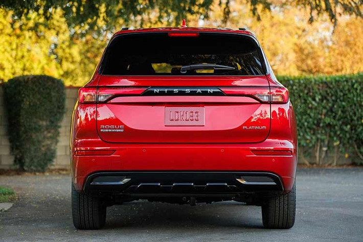 Tổng công suất hệ thống là 248 mã lực và mô-men xoắn 332 pound-feet (450 Nm), và pin cao áp cho phép xe di chuyển tối đa 38 dặm (61 km) chỉ bằng điện.