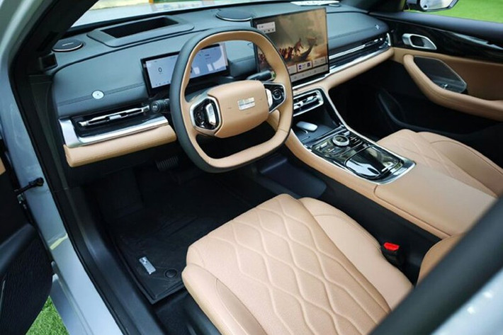 Các phiên bản cao cấp hơn của Galaxy A7 được trang bị pin CATL dung lượng 18,4 kWh, nâng phạm vi hoạt động thuần điện lên tới 150 km. Tuy nhiên, điều này cũng khiến mức tiêu thụ nhiên liệu tăng nhẹ lên 2,8 lít/100 km. Đổi lại, phạm vi hoạt động tổng cộng của xe vượt quá 2.100 km.