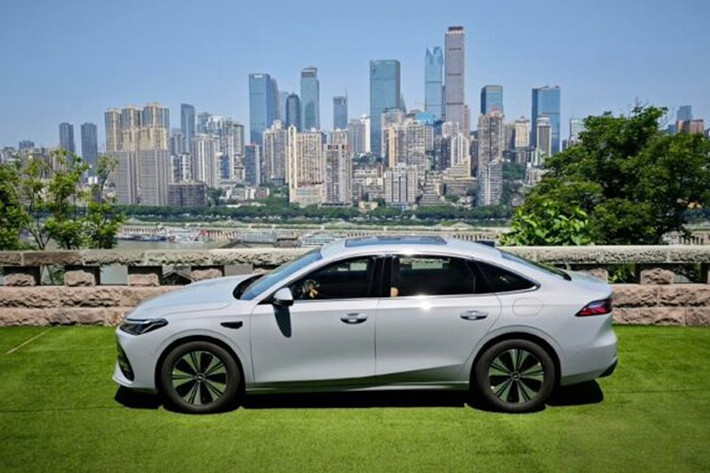 Tuy nhiên, đột phá lớn nhất lại đến từ hệ thống quản lý năng lượng thế hệ thứ hai dựa trên nền tảng điện toán đám mây và trí tuệ nhân tạo, thông qua Trung tâm Tính toán Thông minh Xingrui 2.0 của Geely với năng lực xử lý lên tới 23,5E FLOPs.