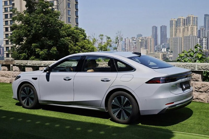 Động cơ chu trình Atkinson trên Galaxy A7 đã được cải tiến buồng đốt để tăng hiệu ứng dòng xoáy, tích hợp nhiều công nghệ giảm ma sát, bơm dầu điều chỉnh dung tích và hệ thống quản lý nhiệt tối ưu. Kết quả là xe đạt hiệu suất nhiệt cao nhất thế giới, ở mức 47,26%.