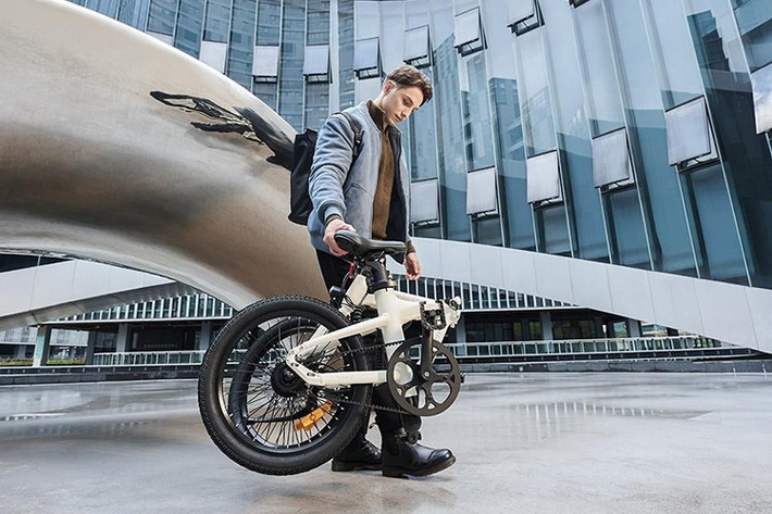 Động cơ 250W kết hợp cảm biến mô-men xoắn và dây đai carbon giúp xe tăng tốc mượt mà, êm ái và gần như không cần bảo trì. Đây là lựa chọn lý tưởng cho di chuyển đô thị lẫn những chuyến đi thư giãn cuối tuần.